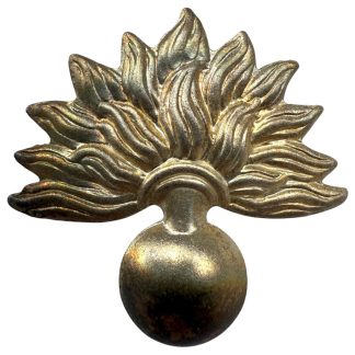 Origineel Schalkhaar Politie petembleem uit de Tweede Wereldoorlog – metalen vlamgranaat badge gedragen door de Nederlandse Schalkhaar-politietroepen, detailfoto van het authentieke embleem en voorbeeld van gebruik op uniformpet – historisch politie-insigne Nederland 1940-1945.