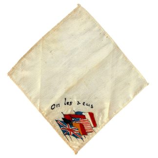 Carré de tissu de la Libération 1944 avec drapeaux alliés peints à la main — France, Belgique, Royaume-Uni, États-Unis — et inscription « On les a eus », souvenir patriotique de la Seconde Guerre mondiale recherché par les collectionneurs d’objets de la Libération.
