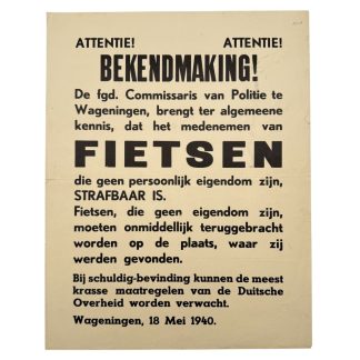 Historische bekendmakingsposter uit Wageningen tijdens de Tweede Wereldoorlog (18 mei 1940) waarin de Duitse bezetter waarschuwt dat het meenemen van niet-eigen fietsen strafbaar is; originele WOII-poster met zwarte typografie op beige papier.