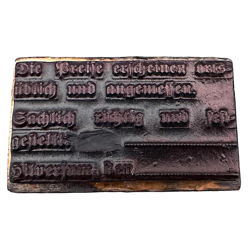 Originele Duitse houten stempel uit de Tweede Wereldoorlog, gebruikt in Hilversum tijdens de Duitse bezetting – historisch administratief object voor WOII-verzamelaars en militaria collecties.