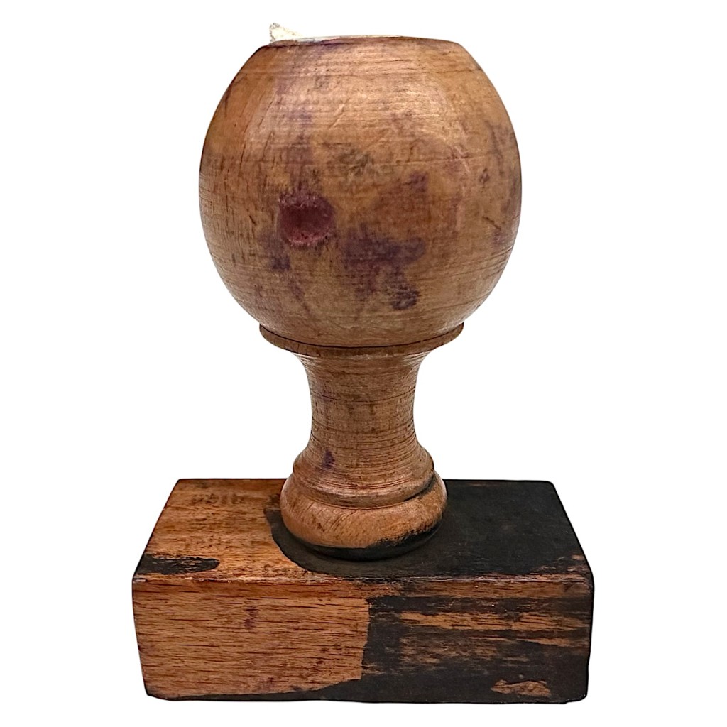 Originele Duitse houten stempel uit de Tweede Wereldoorlog, gebruikt in Hilversum tijdens de Duitse bezetting – historisch administratief object voor WOII-verzamelaars en militaria collecties.