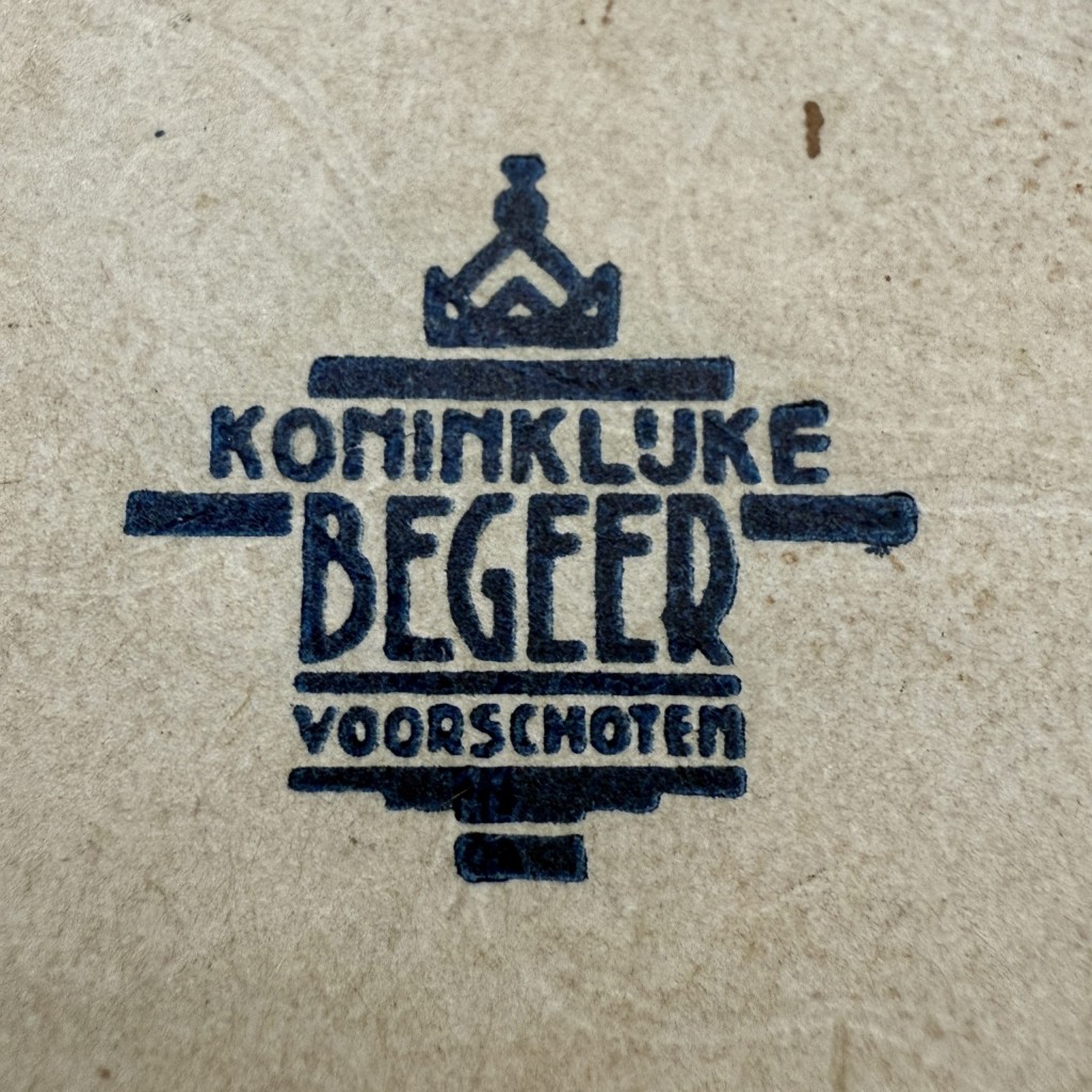 Close up van doosje Koninklijke Begeer Voorschoten doosje van zeldzame originele herdenkingsmedaille Burgerwacht Rotterdam 1940 in groen geëmailleerd kruis met wit emaille, zilverkleurige rand, origineel lint en bewaardoos van Koninklijke Begeer Voorschoten, Nederlandse oorlogsgeschiedenis militaria.