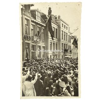 Zeldzame originele NSB-foto uit WOII met Anton Mussert op het balkon van het NSB-hoofdkwartier Maliebaan 35 Utrecht, toesprekend een menigte tijdens de bezetting, inclusief authentieke handgeschreven boodschap en handtekening van Mussert op de achterzijde, ideaal voor gespecialiseerde NSB en Nederlandse collaboratie verzamelaars.
