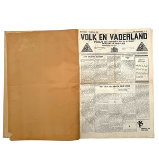 Origineel ingebonden jaargangsvolume Volk en Vaderland 1933, compleet met alle 52 nummers, eerste jaargang NSB Nederland, authentieke Nationaal-Socialistische propaganda krant met originele artikelen, illustraties, spotprenten en advertenties, gebruikte conditie met gebruikssporen, zeldzaam historisch verzamelobject voor gespecialiseerde NSB en Nederlandse collaboratie verzamelaars.
