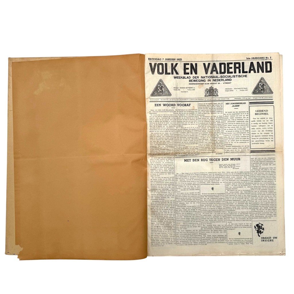 Origineel ingebonden jaargangsvolume Volk en Vaderland 1933, compleet met alle 52 nummers, eerste jaargang NSB Nederland, authentieke Nationaal-Socialistische propaganda krant met originele artikelen, illustraties, spotprenten en advertenties, gebruikte conditie met gebruikssporen, zeldzaam historisch verzamelobject voor gespecialiseerde NSB en Nederlandse collaboratie verzamelaars.