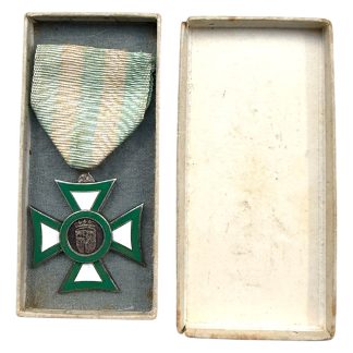 Zeldzame originele herdenkingsmedaille Burgerwacht Rotterdam 1940 in groen geëmailleerd kruis met wit emaille, zilverkleurige rand, origineel lint en bewaardoos van Koninklijke Begeer Voorschoten, Nederlandse oorlogsgeschiedenis militaria.