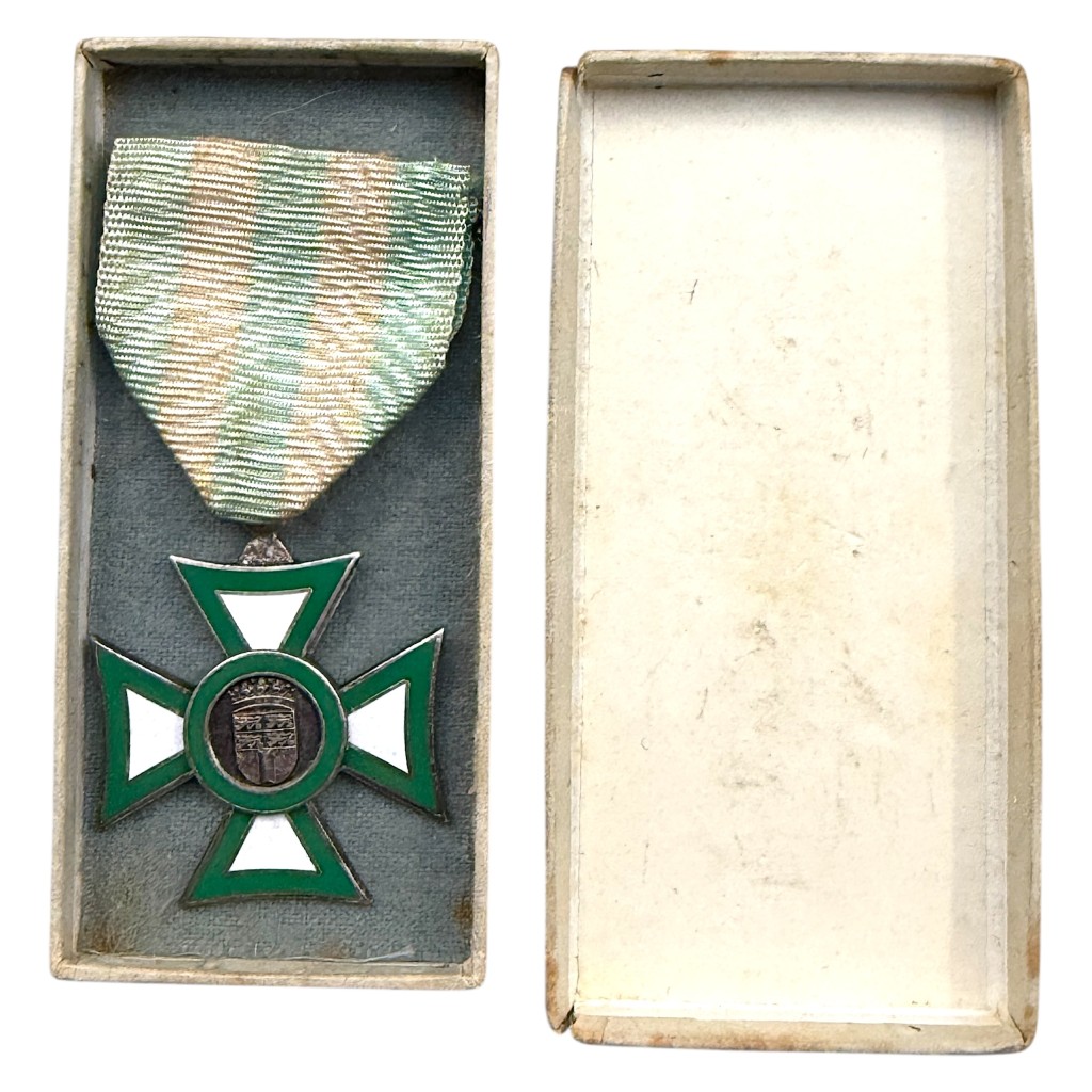 Zeldzame originele herdenkingsmedaille Burgerwacht Rotterdam 1940 in groen geëmailleerd kruis met wit emaille, zilverkleurige rand, origineel lint en bewaardoos van Koninklijke Begeer Voorschoten, Nederlandse oorlogsgeschiedenis militaria.