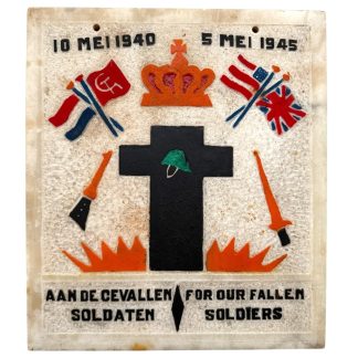 Stenen Nederlandse bevrijding muurplaat uit 1945 met reliëf en kleur, ter herdenking van de bevrijding van Nederland 1940–1945, met Nederlandse en geallieerde vlaggen, kroon en kruis, tekst “Aan de gevallen soldaten / For our fallen soldiers”, origineel Tweede Wereldoorlog bevrijdingsobject voor verzamelaars, afmeting 32 x 28 cm.