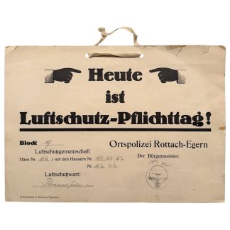 Originales deutsches Luftschutz-Aushang-Schild aus dem Zweiten Weltkrieg, Karton, Text „Heute ist Luftschutz-Pflichttag“, ausgegeben von der Ortspolizei Rottach-Egern. Historisches Luftschutz-Dokument mit handschriftlichen Einträgen, Stempeln und Unterschriften, ziviler Luftschutz, Heimatschutz, Luftschutzgemeinschaft, authentisches Sammlerstück für Luftschutz- und Zweiter-Weltkrieg-Sammler.