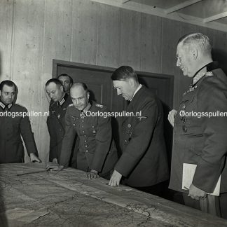 Origineel ongepubliceerd Duits fotopositief uit de Tweede Wereldoorlog met Adolf Hitler, Wilhelm Keitel en hoge Duitse officieren tijdens operationele besprekingen in de Wolfsschanze, zeldzame authentieke WO2-foto voor serieuze verzamelaars van Derde Rijk fotografie.