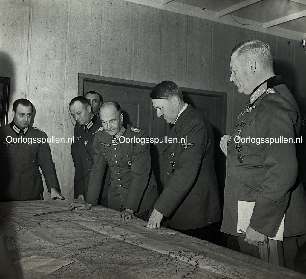 Origineel ongepubliceerd Duits fotopositief uit de Tweede Wereldoorlog met Adolf Hitler, Wilhelm Keitel en hoge Duitse officieren tijdens operationele besprekingen in de Wolfsschanze, zeldzame authentieke WO2-foto voor serieuze verzamelaars van Derde Rijk fotografie.