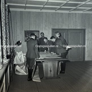 Originales unveröffentlichtes deutsches Fotopositiv aus dem Zweiten Weltkrieg mit Adolf Hitler, Wilhelm Keitel und hohen Wehrmacht-Offizieren bei einer Lagebesprechung an der Stabskarte in der Wolfsschanze, seltenes Sammlerfoto für WWII- und Drittes-Reich-Fotografiesammler.