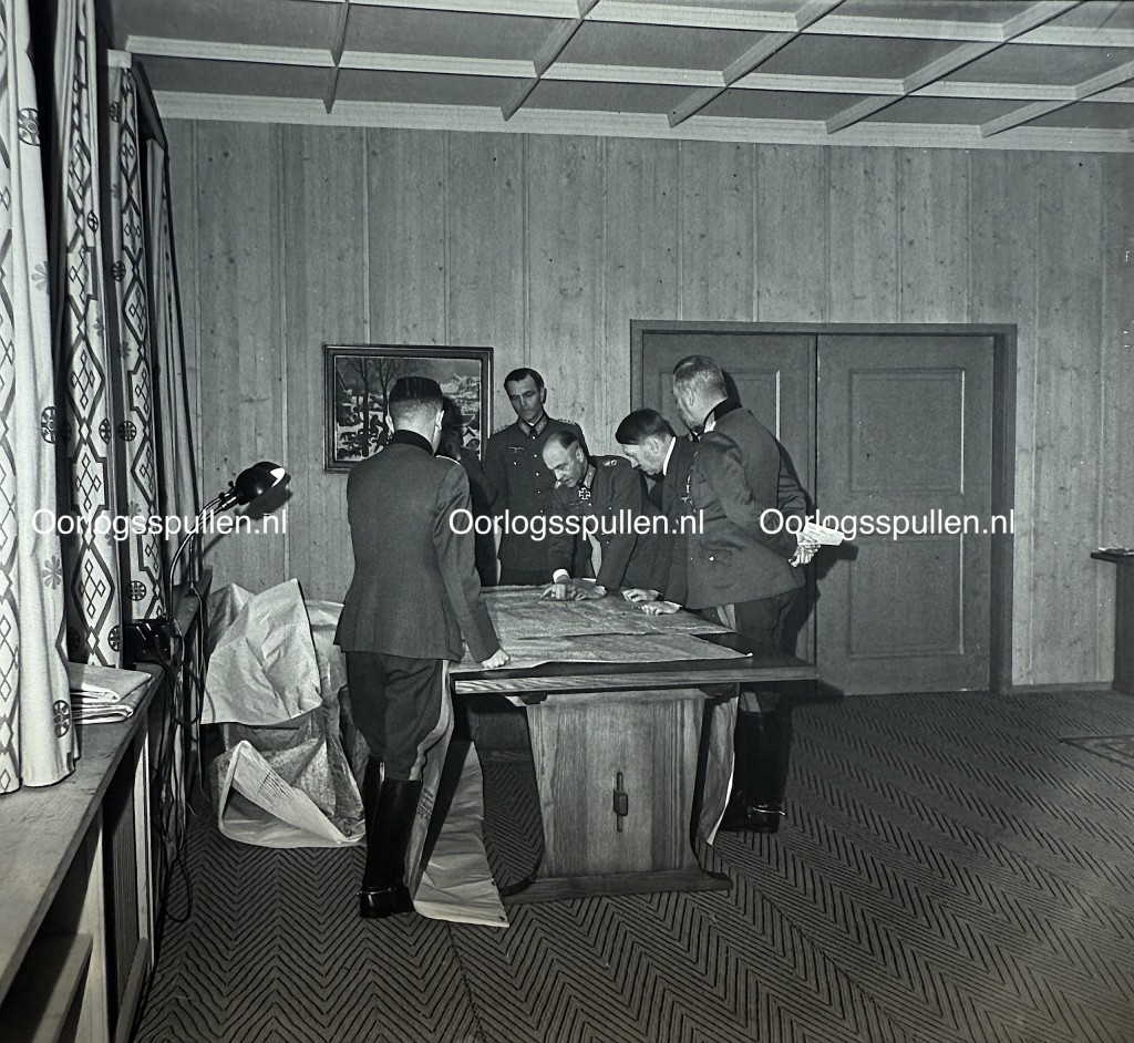 Originales unveröffentlichtes deutsches Fotopositiv aus dem Zweiten Weltkrieg mit Adolf Hitler, Wilhelm Keitel und hohen Wehrmacht-Offizieren bei einer Lagebesprechung an der Stabskarte in der Wolfsschanze, seltenes Sammlerfoto für WWII- und Drittes-Reich-Fotografiesammler.