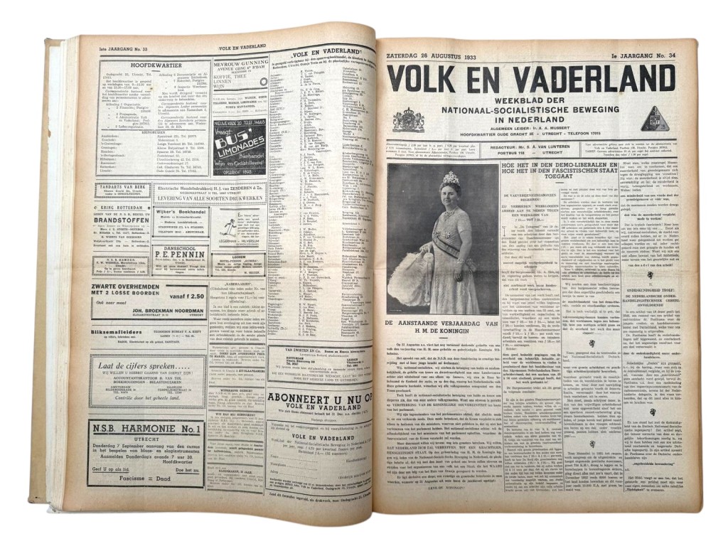 Origineel ingebonden jaargangsvolume Volk en Vaderland 1933, compleet met alle 52 nummers, eerste jaargang NSB Nederland, authentieke Nationaal-Socialistische propaganda krant met originele artikelen, illustraties, spotprenten en advertenties, gebruikte conditie met gebruikssporen, zeldzaam historisch verzamelobject voor gespecialiseerde NSB en Nederlandse collaboratie verzamelaars.