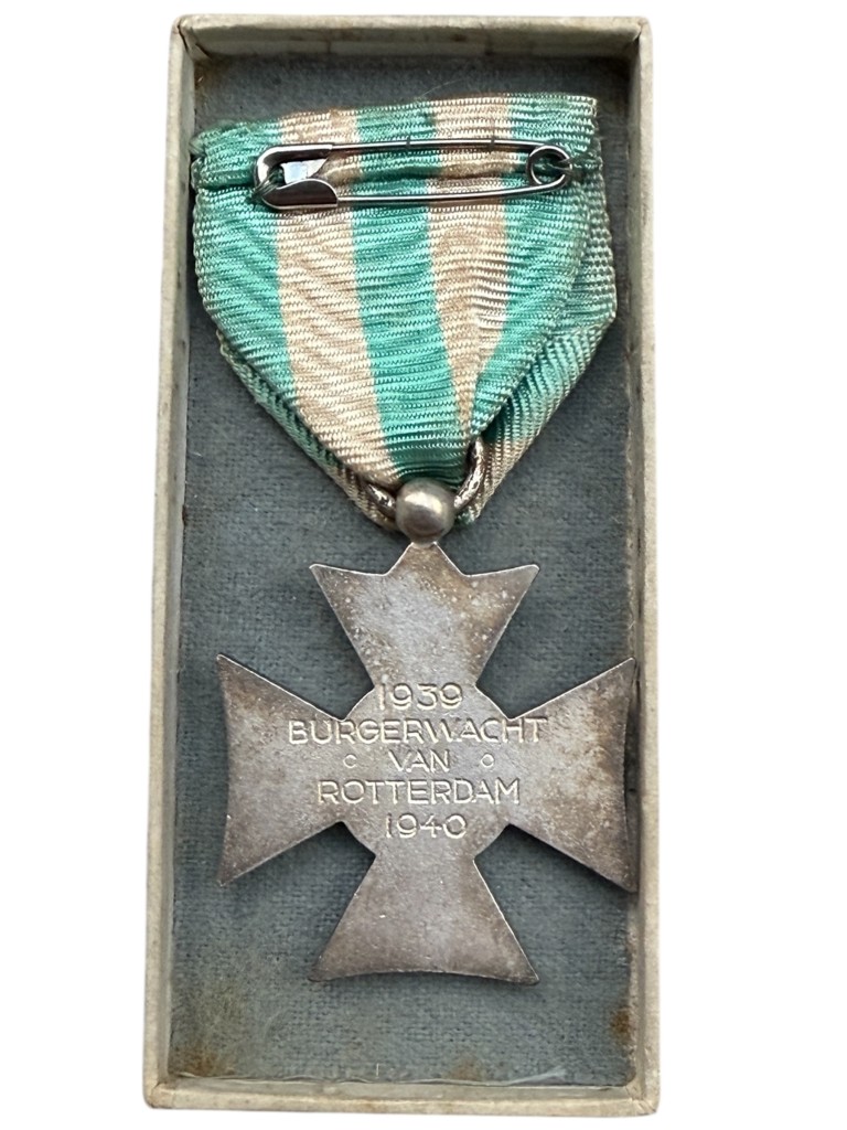 Achterzijde van zeldzame originele herdenkingsmedaille Burgerwacht Rotterdam 1940 in groen geëmailleerd kruis met wit emaille, zilverkleurige rand, origineel lint en bewaardoos van Koninklijke Begeer Voorschoten, Nederlandse oorlogsgeschiedenis militaria.