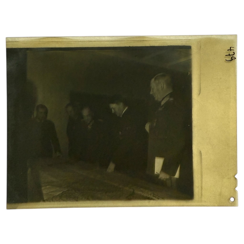 Origineel ongepubliceerd Duits fotopositief uit de Tweede Wereldoorlog met Adolf Hitler, Wilhelm Keitel en hoge Duitse officieren tijdens operationele besprekingen in de Wolfsschanze, zeldzame authentieke WO2-foto voor serieuze verzamelaars van Derde Rijk fotografie.