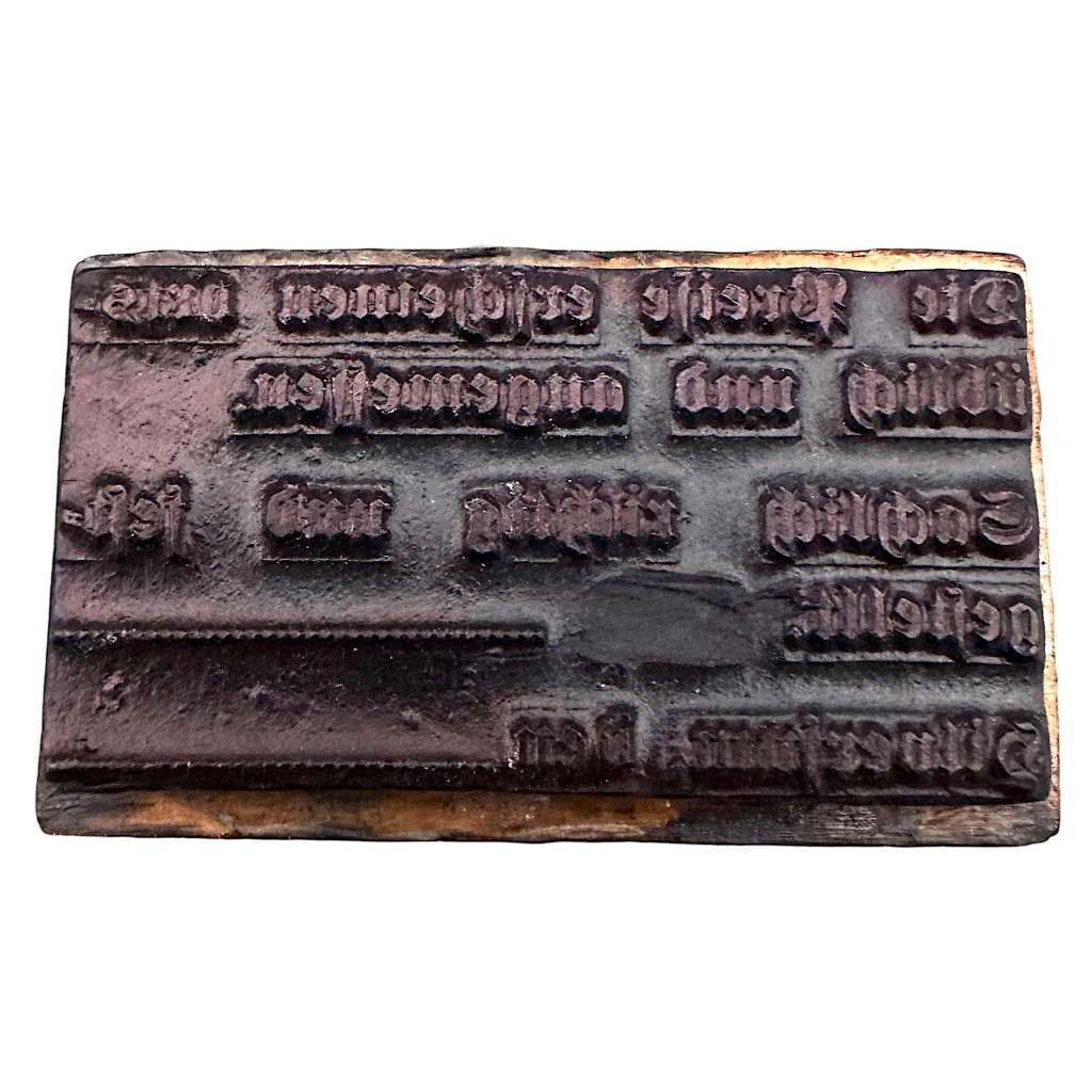 Originele Duitse houten stempel uit de Tweede Wereldoorlog, gebruikt in Hilversum tijdens de Duitse bezetting – historisch administratief object voor WOII-verzamelaars en militaria collecties.