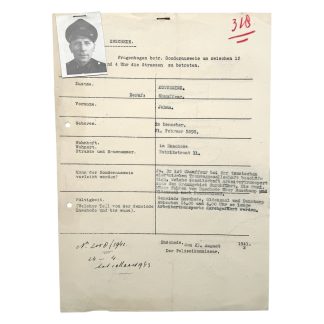 Originele WOII Sonderausweis uit 1942 met pasfoto, afgegeven door de politie van Enschede aan Johan Kotterink, chauffeur bij de Twentsche Electrische Tramweg Maatschappij, historische avondklokvergunning Tweede Wereldoorlog, zeldzaam verzamelobject voor verzamelaars van WWII memorabilia en Nederlandse oorlogsgeschiedenis.