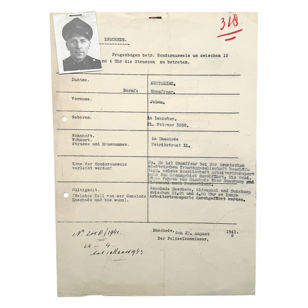 Originele WOII Sonderausweis uit 1942 met pasfoto, afgegeven door de politie van Enschede aan Johan Kotterink, chauffeur bij de Twentsche Electrische Tramweg Maatschappij, historische avondklokvergunning Tweede Wereldoorlog, zeldzaam verzamelobject voor verzamelaars van WWII memorabilia en Nederlandse oorlogsgeschiedenis.