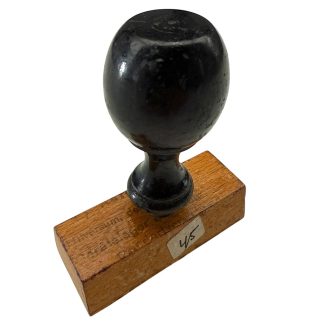 Originele Duitse Wehrmacht-stempel uit de Tweede Wereldoorlog (1940–1945), gebruikt tijdens de Duitse bezetting van Hilversum in Nederland. Houten stempel met zwarte handgreep en tekst “Ausgestellt: Hilversum – Gerätelager der Wehrmacht – Standortverwaltung”, historisch WOII-militaria verzamelobject met lokale bezettingsgeschiedenis van Hilversum.