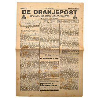 Originele NSB krant De Oranjepost, nummer 37 van 12 september 1935 (oplage 10.000), regionaal weekblad voor Gelderland en Overijssel onder leiding van Ir. A.A. Mussert, met redactieadres Arnhem (Parkstraat 13). Voorpagina met artikelen “De N.S.B.” en “De Middenstand in nood”, verwijzingen naar Dr. Hylkema en NENASU Utrecht. Binnenzijde met rubrieken “Kringnieuws” en “Spreekuren” voor afdelingen Arnhem, Apeldoorn, Deventer, Twente-Zuid, Winterswijk, IJsseldelta en Zutphen, en vermeldingen van plaatsen als Velp, Zwolle, Nijmegen, Doesburg, Lochem, Enschede, Dieren, Doetinchem en Barneveld. Inclusief advertenties van H. Redeker (Lochem), J.M. Bosveld (Arnhem), G.J.C. de Bekker (Arnhem), Boekdrukkerij H. Gerns (Doesburg), P. Gansenkolk (Velp) en A.M. Smit & Zn. (Arnhem), plus propaganda-uitgaven zoals “De Geheime Geldbronnen der N.S.B.”. Zeldzaam interbellum NSB drukwerk, interessant voor verzamelaars van vooroorlogse Nederlandse politieke geschiedenis, NSB memorabilia en historisch propagandamateriaal.
