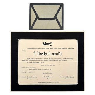 Originální satirické parte „Tschechoslowakei“ z října 1938 k Mnichovské dohodě – politická propaganda s černým smutečním okrajem a obálkou, zmínky o Wehrmachtu, Gottwaldovi, Dimitrovovi, Syrovém, Stalinovi a Společnosti národů – vzácný sběratelský tisk z období před druhou světovou válkou pro sběratele historických dokumentů a meziválečné propagandy.