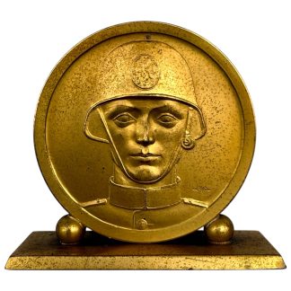 Nederlandse militaire tafelplaquette 1939–1940 van verguld brons of messing met reliëf van Nederlandse militair met helm uit het interbellum. Presentatie- en ereplaquette van het Haagsche O. & O. Comité aan J.F.W. Meyboom voor zijn steun aan de zwemactiviteiten van het Haagse garnizoen. Zeldzaam historisch militair verzamelobject uit de mobilisatieperiode en vroege Tweede Wereldoorlog.