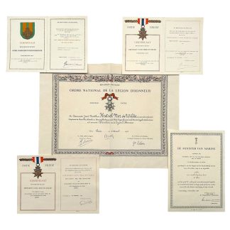 Originele Nederlandse militaire oorkondeset op naam van C.J.M. Kretschmer de Wilde (27839), inclusief Oorlogsherinneringskruis met gespen Nederlandsch-Indië 1941–1942 en Javazee 1941–1942, Ereteken voor Orde en Vrede 1945–1948, Ereteken voor Eervolle Langdurige Dienst 1957 en Franse Légion d’Honneur oorkonde 1955 – zeldzame en complete set op naam van een officier van de Koninklijke Marine.