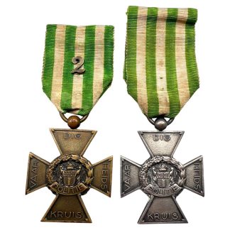 Set van twee originele Nederlandse Politie Kruis medailles voor verzamelaars, bestaande uit een bronzen Vaardigheidskruis met “2”-gesp en een zilverkleurige variant met zwaardstempel, beide op naam F. Suister (1933–1935), met groen-wit lint en Nederlands politiewapen, zeldzame politie onderscheidingen uit het interbellum.