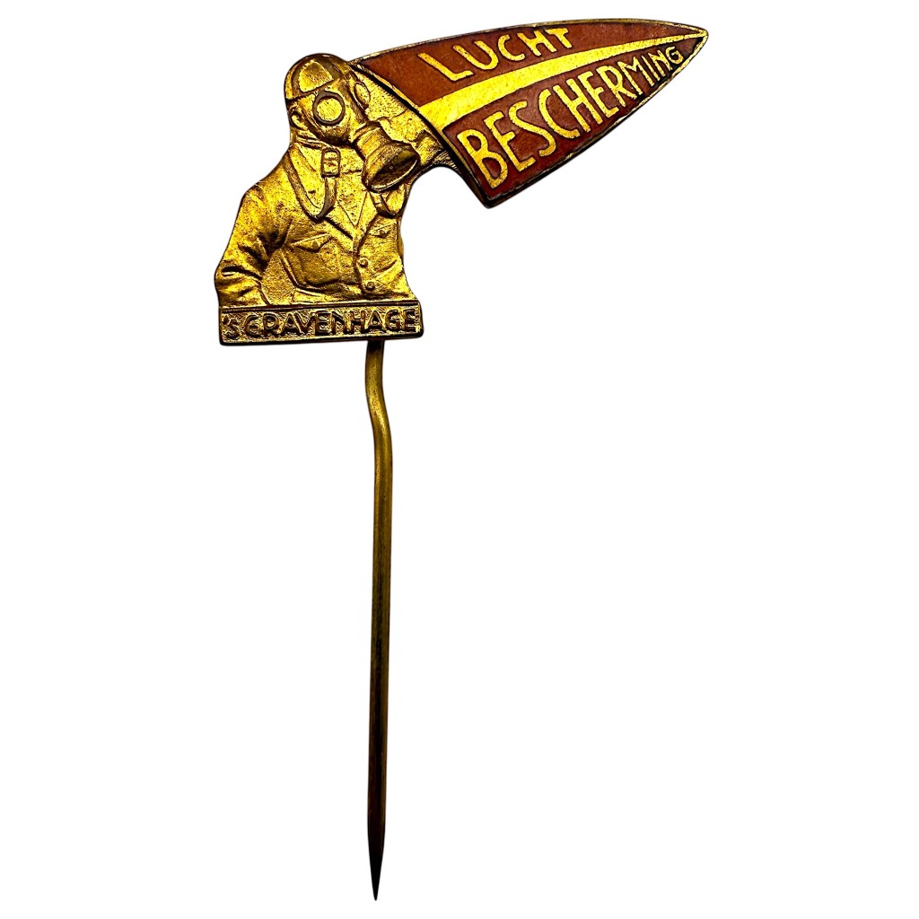 Originele Nederlandse Luchtbeschermingsdienst speld uit de Tweede Wereldoorlog, geëmailleerd, ’s-Gravenhage, met gasmaskerfiguur, civiele luchtbescherming WO2, gemerkt Koninklijke Begeer Voorschoten, zeldzaam verzamelobject.