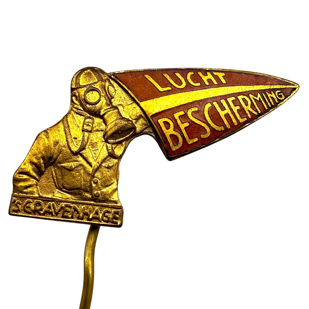 Originele Nederlandse Luchtbeschermingsdienst speld uit de Tweede Wereldoorlog, geëmailleerd, ’s-Gravenhage, met gasmaskerfiguur, civiele luchtbescherming WO2, gemerkt Koninklijke Begeer Voorschoten, zeldzaam verzamelobject.