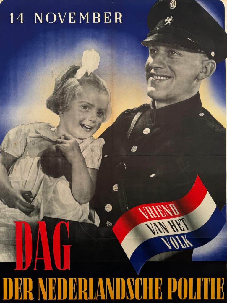 Zeldzame Nederlandse politieposter uit de Tweede Wereldoorlog “Dag der Nederlandsche Politie” van 14 november 1942, formaat 110 x 80 cm, originele WOII propaganda met politieman en kind, Vriend van het Volk, historisch verzamelobject voor WO2- en politieposter verzamelaars.
