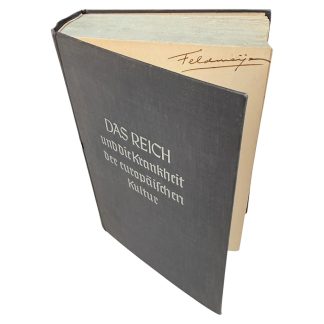 Zeldzaam gesigneerd exemplaar van Das Reich und die Krankheit der europäischen Kultur (1938) door Christoph Steding, met originele handgeschreven handtekening van Henk Feldmeijer, voorman van de Nederlandse SS en prominente Nederlandse nazi-collaborateur tijdens de Tweede Wereldoorlog. Authentiek provenance-exemplaar, nationaalsocialistische literatuur uit het Derde Rijk, linnen gebonden boek in goede staat. Zeer gezocht verzamelobject voor verzamelaars van WOII, nationaalsocialisme, Nederlandse collaboratie, SS-memorabilia en historische boeken.