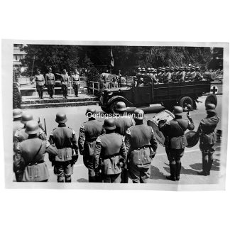 Originele zwart-witfoto uit de Tweede Wereldoorlog van een parade van de Duitse Ordnungspolizei in Utrecht, juni 1941, met Dr. Arthur Seyss-Inquart en Hanns Albin Rauter tijdens de nazi-bezetting van Nederland, historische WOII-opname Utrecht.