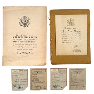Originele Tweede Wereldoorlog verzetsdocumenten van Petrus Cornelis Verheyen, Amsterdamse verzetsman actief tijdens de Duitse bezetting. Complete en museale set met Amerikaanse presidentiële oorkonde handgesigneerd door Dwight D. Eisenhower, Britse dankbetuiging voor hulp aan geallieerde soldaten en piloten, en Nederlandse distributiestamkaarten. Historisch gedocumenteerd verhaal van het Nederlandse Verzet in Amsterdam, Ceintuurbaan 302. Zeer relevant voor onderzoekers en bezoekers van het Verzetsmuseum Amsterdam en liefhebbers van authentieke WOII-verzetsgeschiedenis.