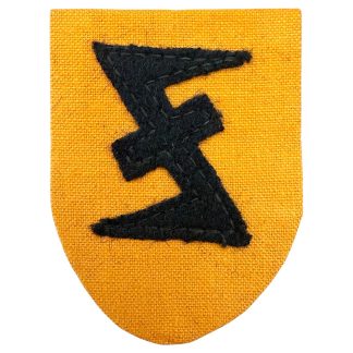 Origineel WOII Vlaams NSKK / Zwarte Brigade mouwschild met wolfsangel-symbool, geel stoffen uniformembleem met zwart wolfsangelteken, gedragen door Vlaamse collaborateurs in dienst van het Duitse Nationalsozialistisches Kraftfahrkorps, authentiek uniforminsigne uit de Tweede Wereldoorlog, zeldzaam Vlaams collaboratie-militaria, origineel oorlogstijds mouwembleem voor serieuze verzamelaars van WOII en Vlaamse collaboratie objecten.