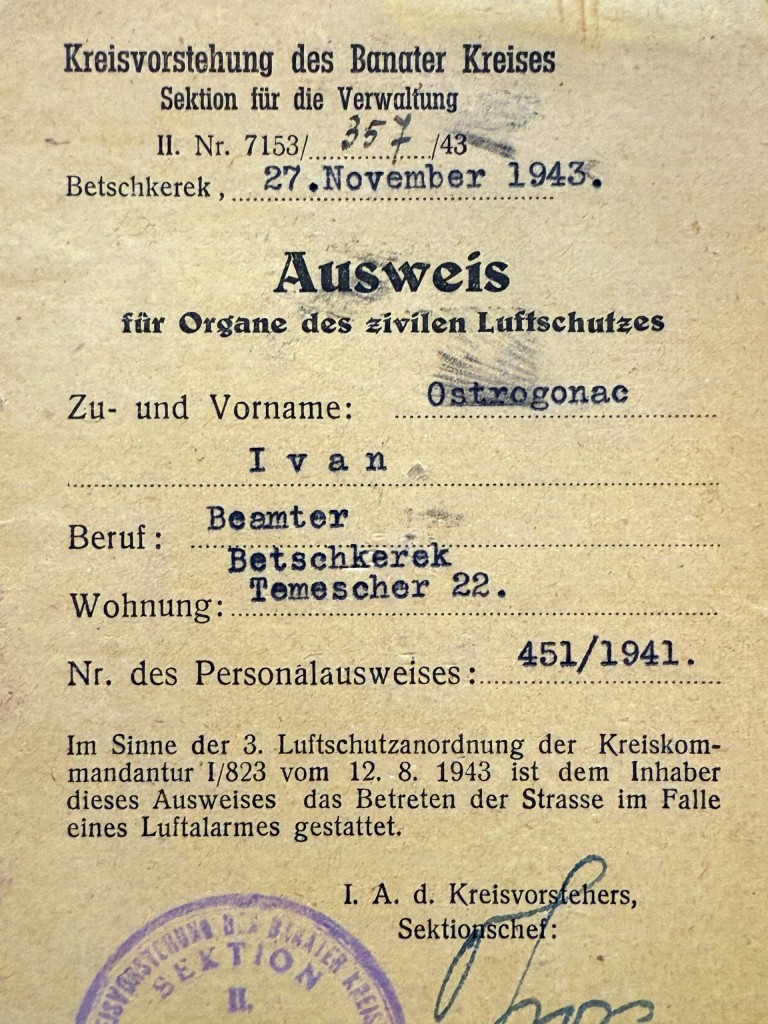 Originalna nemačka WWII legitimacija (Ausweis) za civilnu vazdušnu zaštitu iz 1943. godine, izdata u Bečkereku (Banat), na ime Ivana Ostrogonca, sa originalnim pečatom i potpisom, dokument iz perioda nemačke okupacije tokom Drugog svetskog rata, redak identifikacioni dokument za kolekcionare.