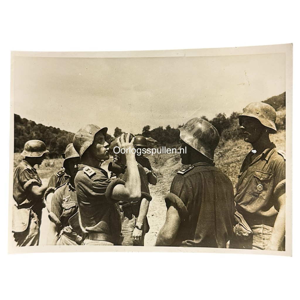 Original WWII German Panzergrenadier Division Großdeutschland photo - soldiers with camouflage helmets