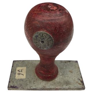 Authentieke Duitse Wehrmacht stempel uit de Tweede Wereldoorlog, gebruikt in Hilversum. Houten handstempel met metalen stempelplaat en gotisch schrift, gemarkeerd “Wehrmachtstandort Verwaltung – Lohnstelle Hilversum – Oberzahlmeister”, historisch WOII-militaria object uit de Duitse bezetting van Nederland.