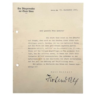 Originaler deutscher Trauerbrief aus dem Zweiten Weltkrieg vom 23. September 1943, ausgestellt vom Bürgermeisteramt der Stadt Unna und eigenhändig unterzeichnet von Bürgermeister Gustav Hohendahl. Historisches Dokument mit Briefkopf „Der Bürgermeister der Stadt Unna“, adressiert an Frau Lawaetz, mit offizieller Beileidsbekundung zum Heldentod eines gefallenen Soldaten. Seltenes Zeitdokument aus der NS-Zeit, relevant für Sammler, Historiker und Interessierte an Bürgermeister Gustav Hohendahl und der Stadtgeschichte von Unna.