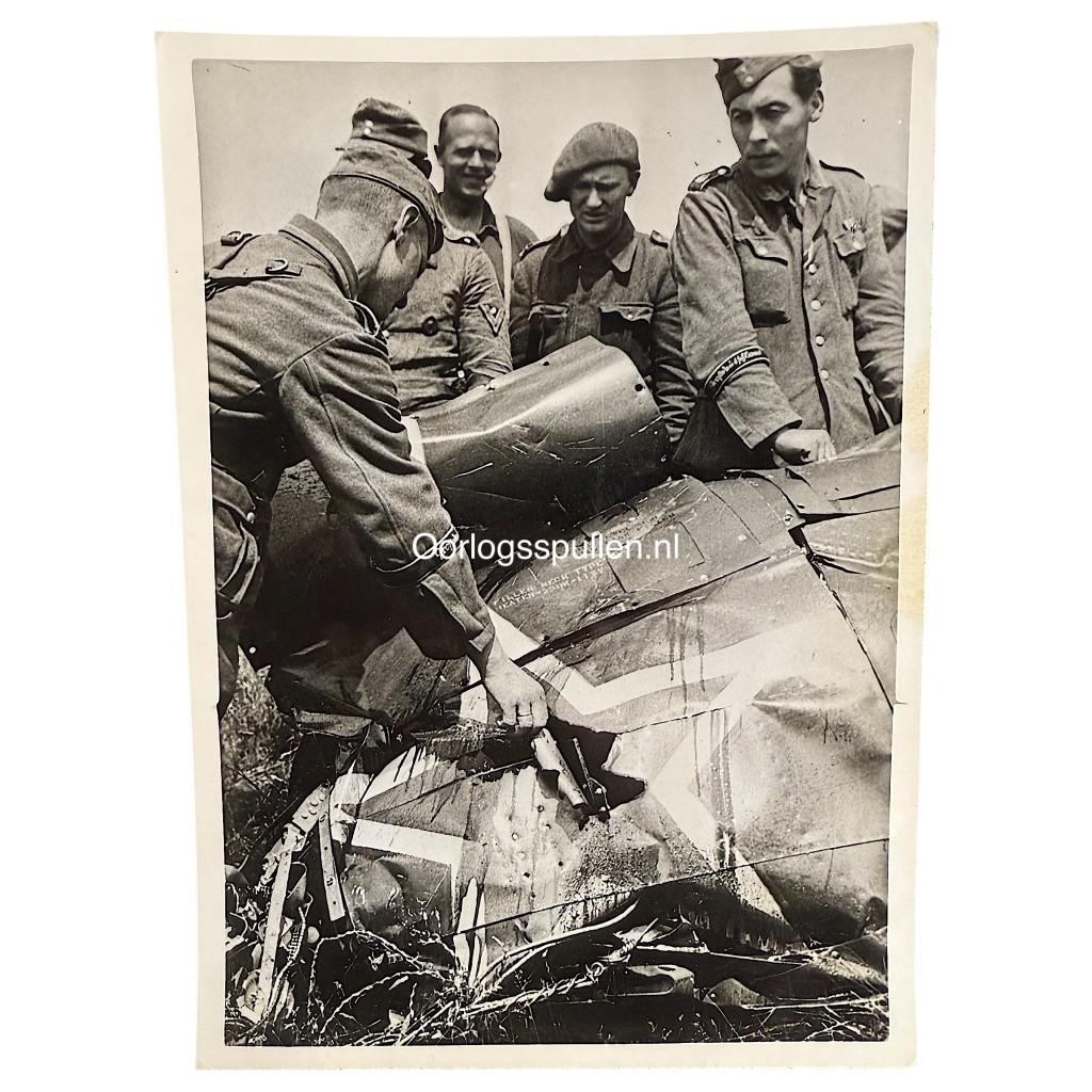 Original WWII German photograph of soldiers from the Panzergrenadier Division Großdeutschland inspecting the wreckage of a shot-down Soviet fighter aircraft, Eastern Front air combat aftermath, rare Großdeutschland division image, official German press photo by Kriegsberichter Scheerer dated 3 August 1944, collectible Wehrmacht aviation and ground combat photography, size 18 x 13 cm.