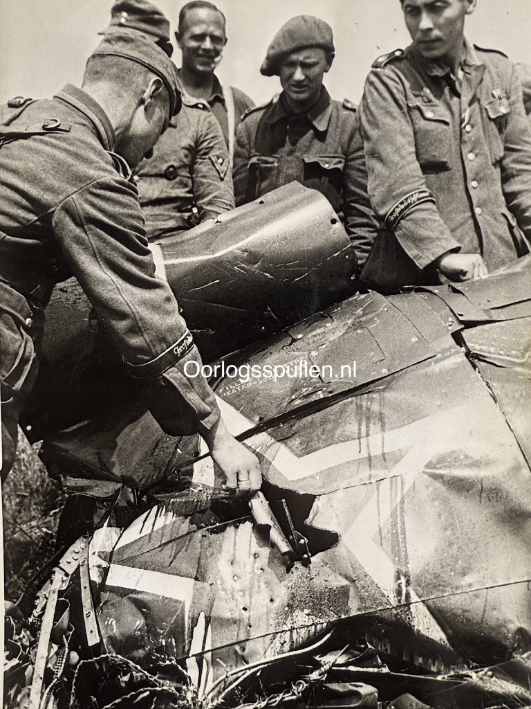 Original WWII German photograph of soldiers from the Panzergrenadier Division Großdeutschland inspecting the wreckage of a shot-down Soviet fighter aircraft, Eastern Front air combat aftermath, rare Großdeutschland division image, official German press photo by Kriegsberichter Scheerer dated 3 August 1944, collectible Wehrmacht aviation and ground combat photography, size 18 x 13 cm.