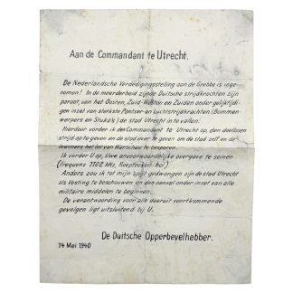 Zeer zeldzame Duitse propagandaflyer uit mei 1940, uitgeworpen boven Nederland tijdens de Duitse inval. Origineel WOII strooibiljet gericht aan de commandant te Utrecht, met dreigementen van de Duitse opperbevelhebber en oproep tot onvoorwaardelijke overgave. Historisch uniek propaganda-document uit de meidagen van 1940, topstuk voor verzamelaars van Tweede Wereldoorlog strooibiljetten, Duitse bezettingspropaganda en militaire geschiedenis.