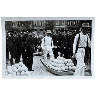 Originele zwart-witfoto uit de Tweede Wereldoorlog van NSB-leider Anton Mussert op de kaasmarkt in Alkmaar, juni 1942, met NSB’ers tijdens de Duitse bezetting van Nederland, historische WOII-foto Alkmaar.