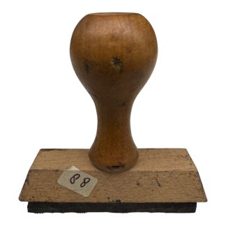 Authentieke houten kantoorstempel uit de periode direct na de Tweede Wereldoorlog, gebruikt door het Afwikkelingsbureau der gezamenlijke plaatselijke Illegale Organisaties in Laren. Historisch WOII-object met houten handvat en originele tekstplaat met adres Brink 41 Laren, kantooruren en telefoonnummer, gebruikt voor officiële verzetsdocumenten en naoorlogse administratie. Zeldzaam verzamelobject voor liefhebbers van Tweede Wereldoorlog, Nederlands verzet en lokale geschiedenis van Laren.