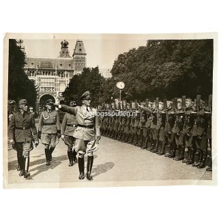 Originele Tweede Wereldoorlog foto bij het Rijksmuseum in Amsterdam met een inspectie van de Reichsarbeitsdienst, Arthur Seyss-Inquart en Konstantin Hierl tijdens de Duitse bezetting, historische WOII zwart-witfoto met het Rijksmuseum als herkenbare achtergrond.
