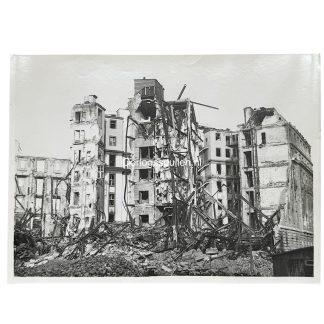 Battle of Berlin 1945 – destroyed apartment buildings and rubble in central Berlin after Allied bombing, showing war-damaged architecture and ruins during the final days of World War II in Nazi Germany.