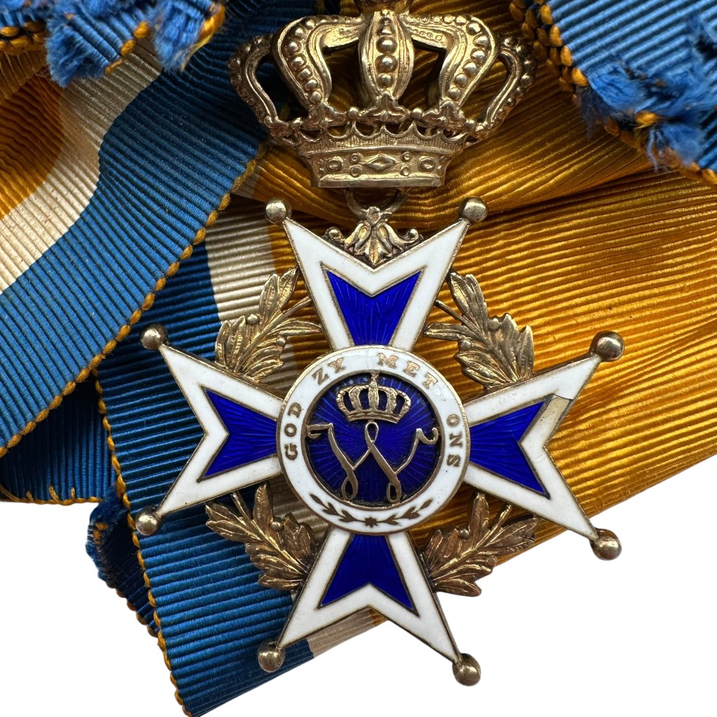 Origineel Nederlands Grootkruis Orde van Oranje-Nassau civiele uitvoering jaren 1950, zilver verguld juweel met wit en blauw emaille, koninklijke kroon en medaillon met Nederlandse leeuw “Je Maintiendrai”, brede oranje moiré sjerp met blauwe en witte biezen en rozet, hoge Nederlandse ridderorde, zeldzame koninklijke onderscheiding voor faleristiek en onderscheidingen verzamelaars.