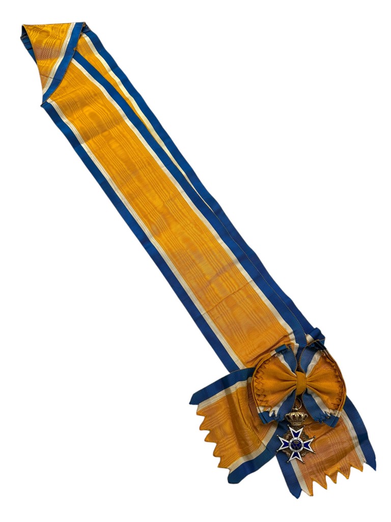Origineel Nederlands Grootkruis Orde van Oranje-Nassau civiele uitvoering jaren 1950, zilver verguld juweel met wit en blauw emaille, koninklijke kroon en medaillon met Nederlandse leeuw “Je Maintiendrai”, brede oranje moiré sjerp met blauwe en witte biezen en rozet, hoge Nederlandse ridderorde, zeldzame koninklijke onderscheiding voor faleristiek en onderscheidingen verzamelaars.