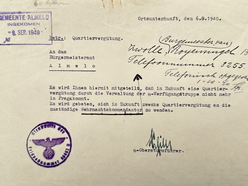 Origineel Duits bezettingsdocument uit 6 augustus 1940 betreffende Quartiervergütung, gericht aan Bürgermeisteramt Almelo, ondertekend door SS-Obersturmführer en voorzien van Wehrmacht- en Gemeente Almelo stempels – zeldzaam Tweede Wereldoorlog militaria document voor verzamelaars van Duitse bezettingsadministratie en WO2 archiefstukken.